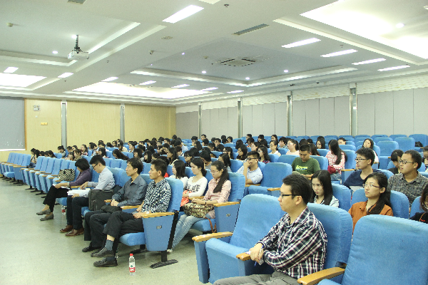 张国春作报告 张国春作报告