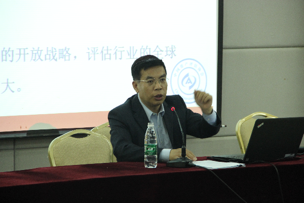 张国春作报告 张国春作报告